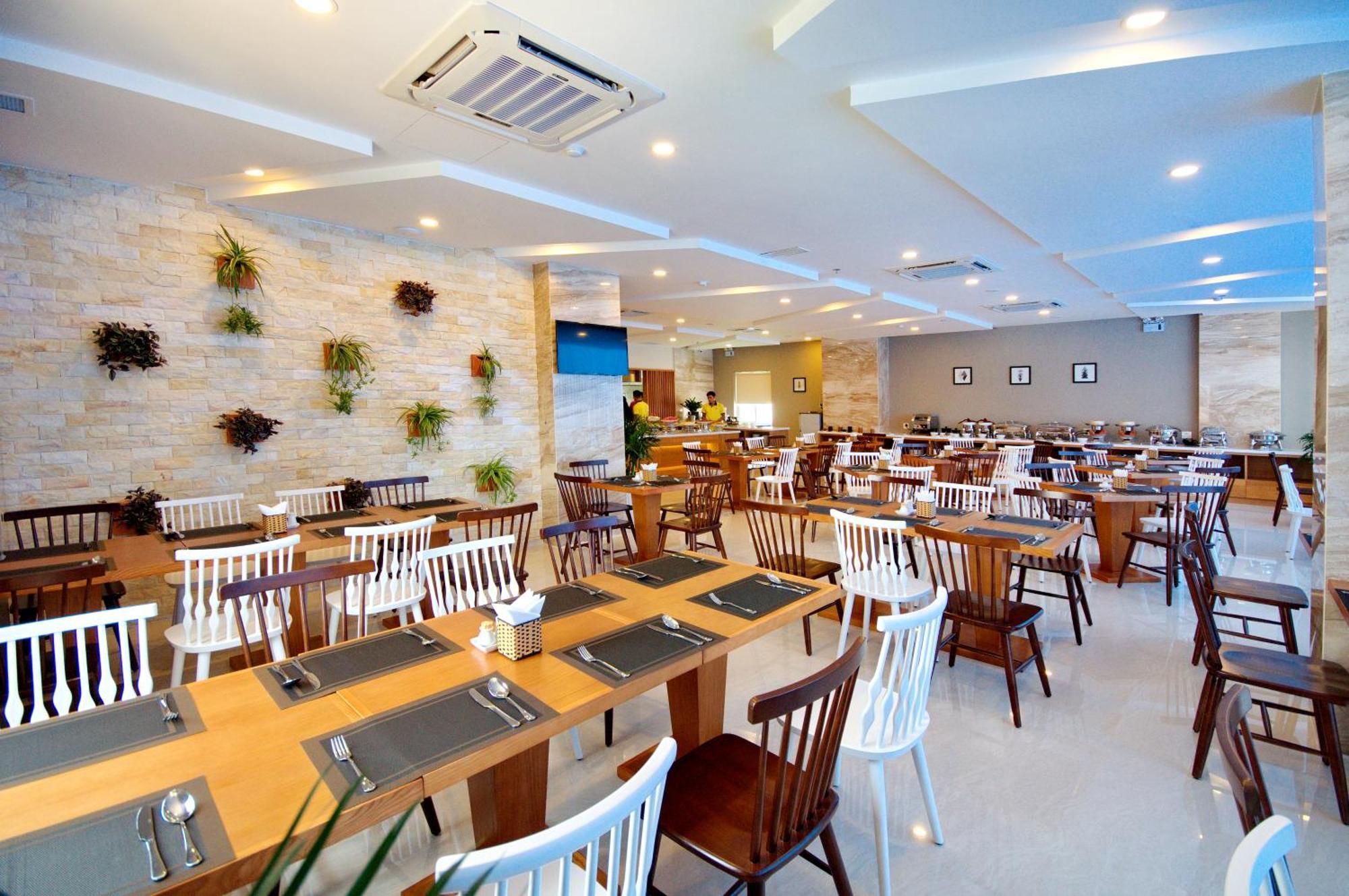 Khách sạn Monica 4*